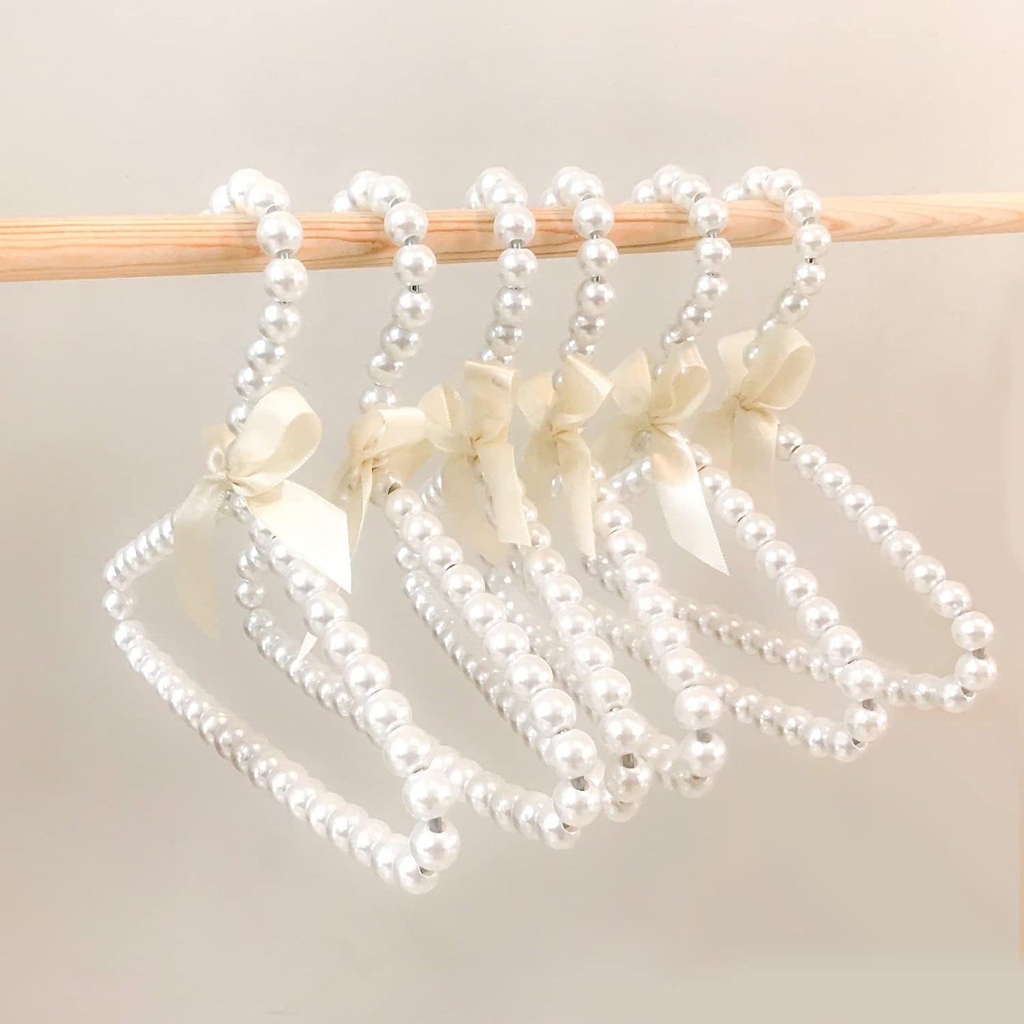 Pearl Bow Pet Hanger